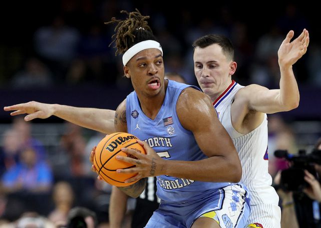 NCAA决赛卫冕4连冠 堪萨斯大学16分大逆转北卡大学