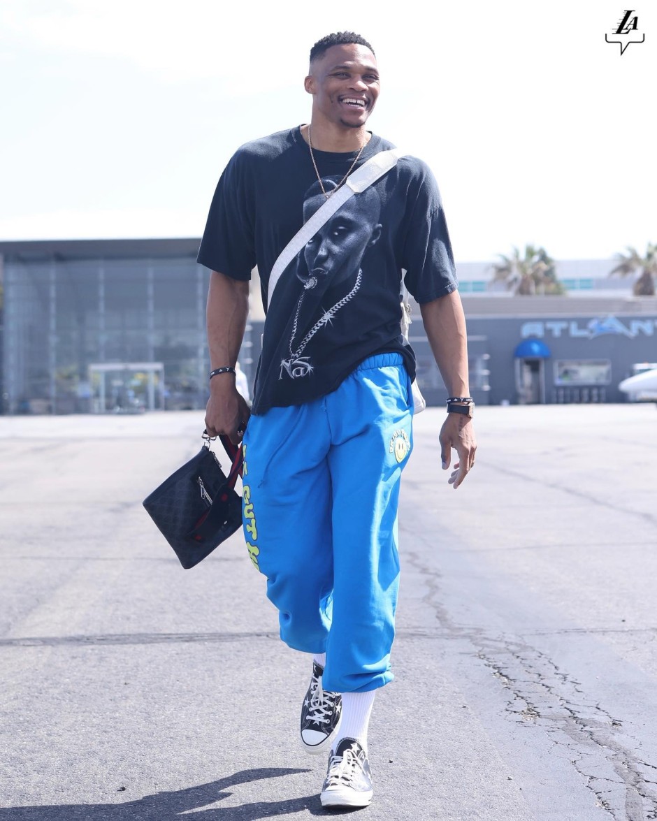 湖人出征菲尼克斯 三巨头咧嘴大笑心情好