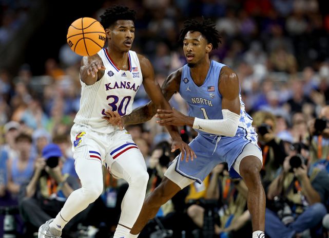 NCAA决赛卫冕4连冠 堪萨斯大学16分大逆转北卡大学