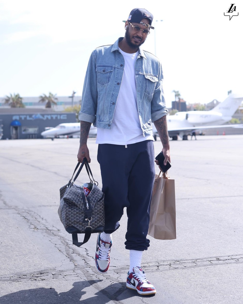 湖人出征菲尼克斯 三巨头咧嘴大笑心情好