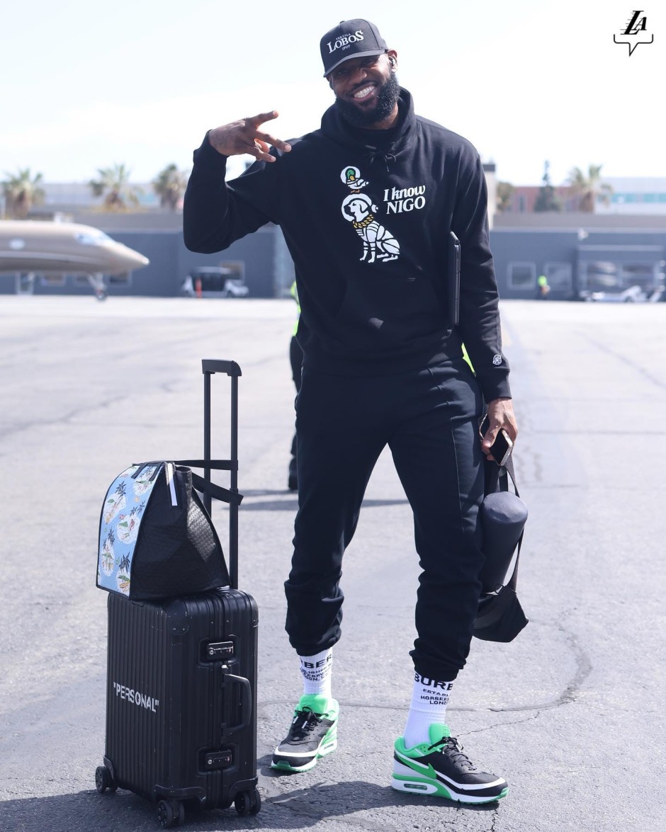 湖人出征菲尼克斯 三巨头咧嘴大笑心情好