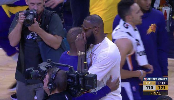 詹姆斯随队到菲尼克斯观战 和保罗拥抱说话