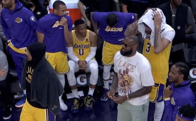 豪华湖人在这一天正式无缘附加赛 马刺上岸而湖人落马