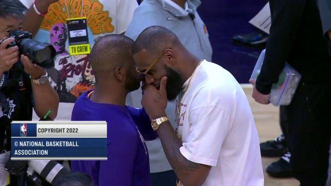 詹姆斯随队到菲尼克斯观战 和保罗拥抱说话