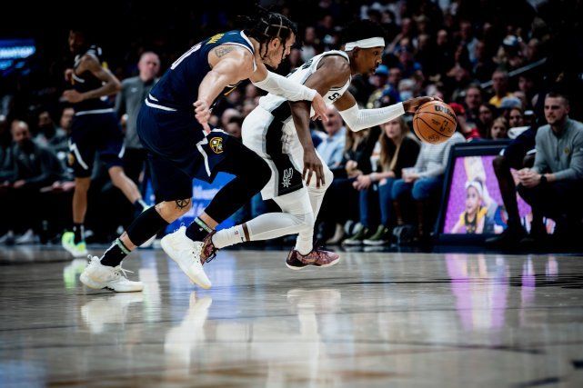 湖人7连败无缘附加赛 马刺三连胜势头无两