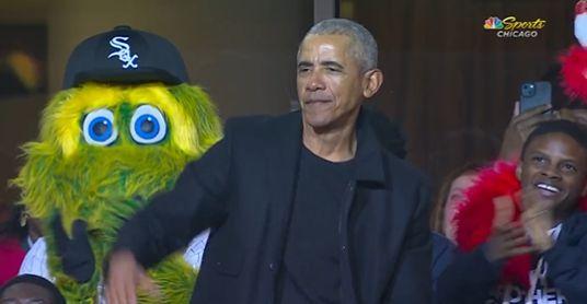 奥巴马现身公牛主场粉丝鼓掌欢呼 半月前感染新冠