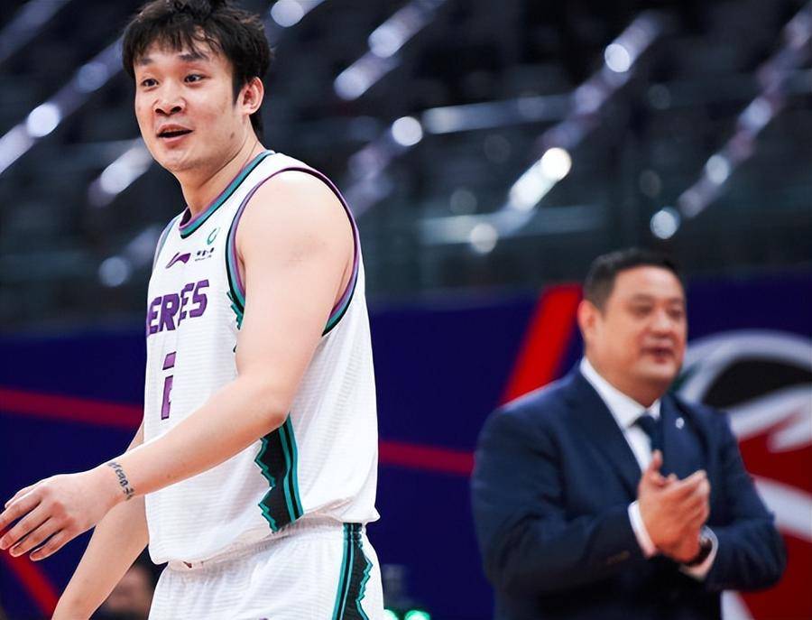 高诗岩现身广州队 或将替补席徐长锁继续执教山东