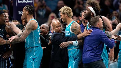 魔术队和黄蜂队发生扭打 三名球员被罚下场