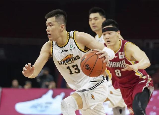 伤愈归来的郭艾伦发挥出色 赛后他冲上了微博热搜榜榜首