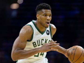 字母哥连续四个赛季砍下25+10+5 成NBA首人