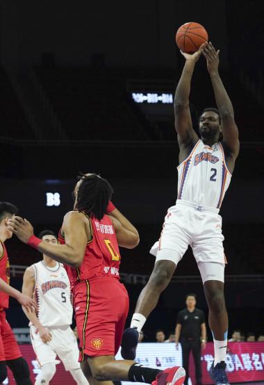 可兰神兵天降冯莱关键三分 上海男篮逆转深圳获得最终胜利