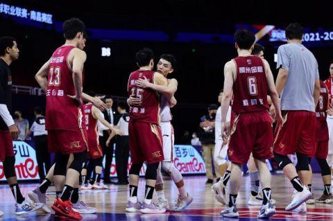 吴前因伤离场致溃败 广东横扫浙江晋级四强