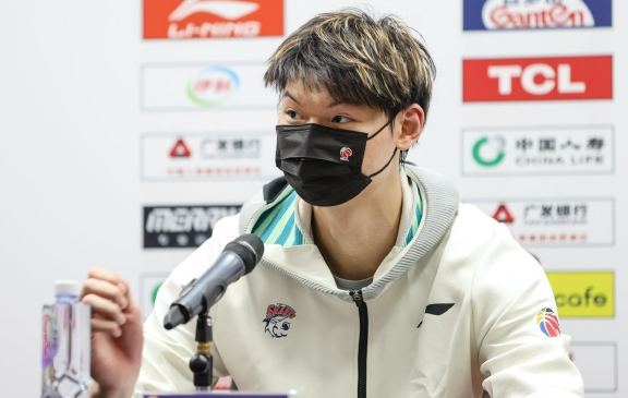 上海落后深圳16分逆转获胜 王哲林称逆转比赛靠团队的力量