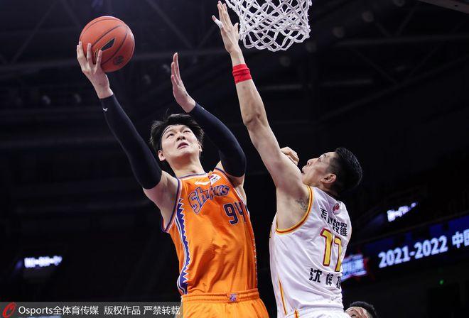 王哲林对阵深圳打出血性 43分钟拼下25+14