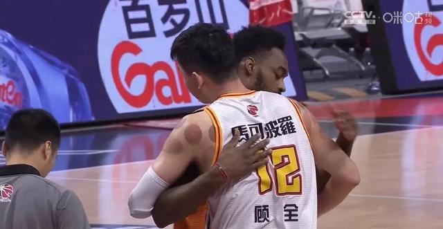 CBA八强战出现插曲 上海球员比赛中撞到广告牌受伤