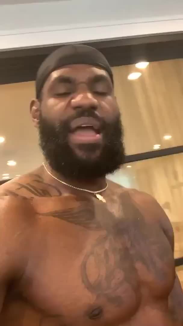 这胡子越发奔放了 詹姆斯在健身房唱rap