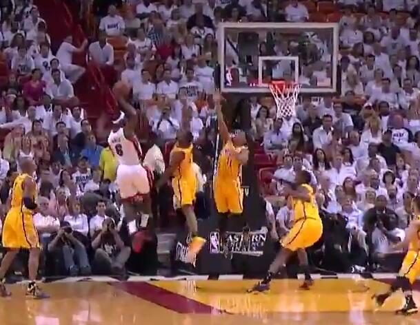 詹姆斯转发自己一次神级助攻 可别在家里做这个传球