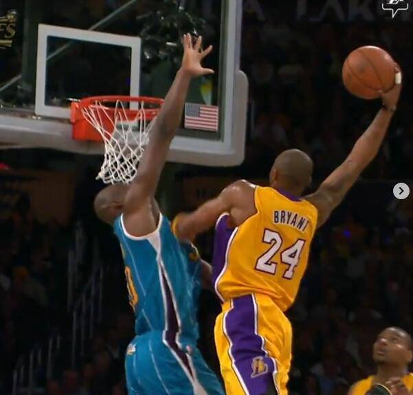 湖人发九年前科比隔扣奥卡福的视频 詹姆斯点赞