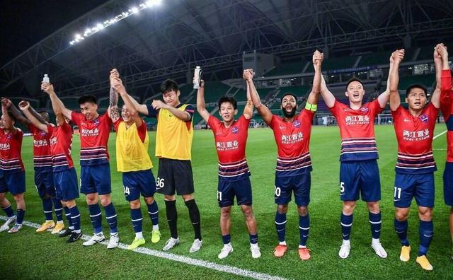 重庆俱乐部解散并退出中超联赛 欠薪员工下班后送外卖