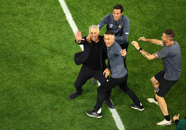 祝贺欧战大满贯！穆里尼奥带领罗马队捧得欧协杯
