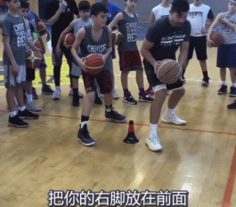 原地转身过人