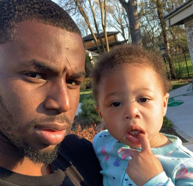 维金斯晒孩子的照片 隔期期间来个自拍