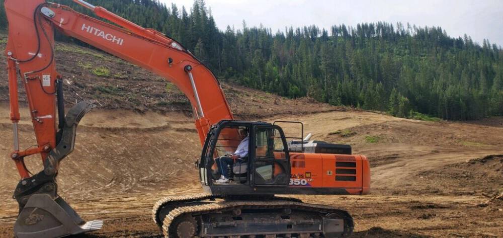 这是准备进军挖掘机领域？ 萨克雷晒操作挖掘机