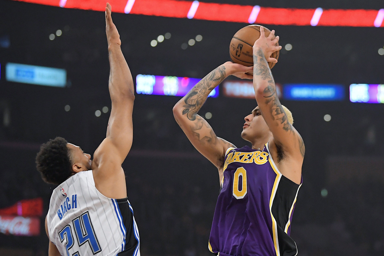 库兹马形象比喻白人特权 他们就像有个隐形的万能书包