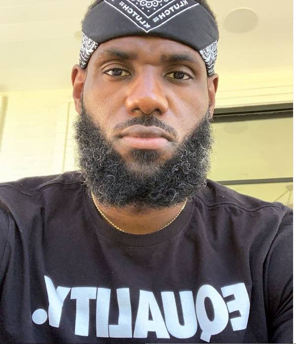 詹姆斯身穿平等标语的短T 我们没有奢望只要平等