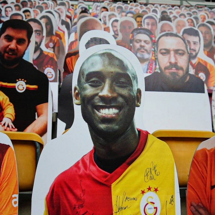 复赛后加拉塔萨雷首场赛场上 将科比照片放置在观众席上