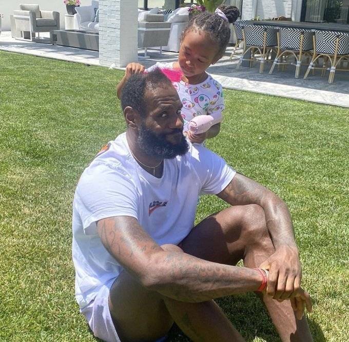 今天父亲节的詹姆斯享受着小女儿为他梳头