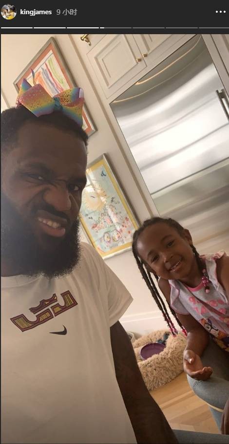 詹姆斯带上了心仪已久的蝴蝶结 和女儿一起吃早餐