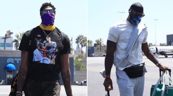 湖人全队向奥兰多出发 戴维斯登机时的T恤印有科比和GIGI