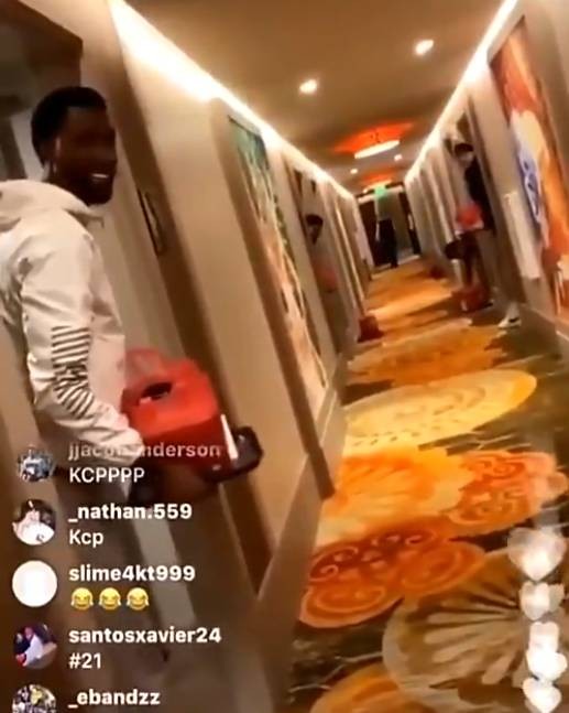 湖人球员们在房间门口拿到了餐包 这是他们复赛来的第一餐