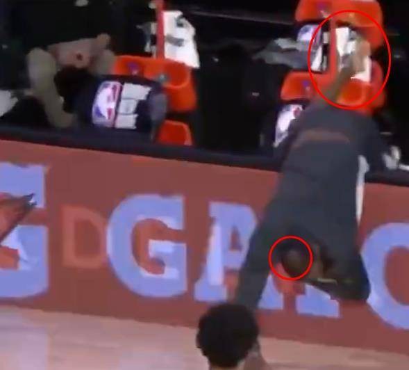 詹姆斯光脚救球 可以看到头顶已经有秃的趋势了