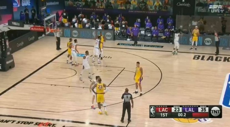 湖人对阵快船 詹姆斯和浓眉合作狂砍14分